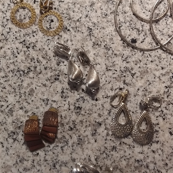 16 Pairs of Clip Earrings - Picture 2 of 3